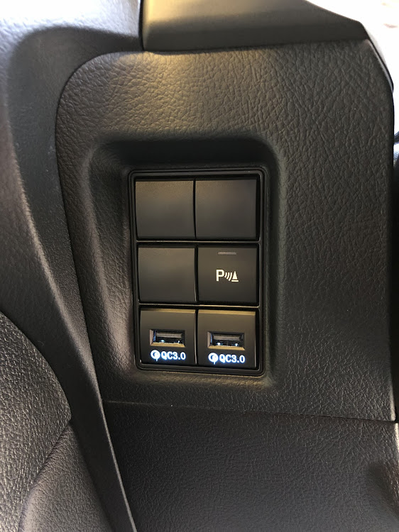 ランドクルーザープラドのUSB・トヨタ Cタイプ・USB増設・謎のカプラの正体は？に関するカスタム事例の投稿画像6枚目