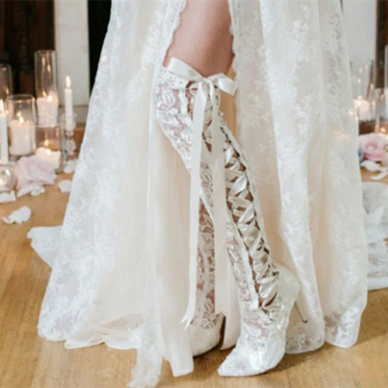 Bottes femme en dentelle unies, bout pointu, au-dessus du genou et talon aiguille – parfaites pour un look élégant et tendance.
