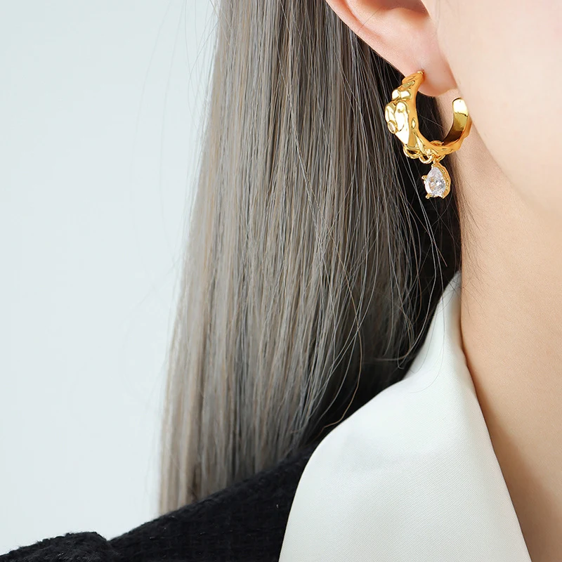 Brincos de franja simétricos com strass de zircônia – esquerda e direita. Adicione brilho e elegância ao seu visual com facilidade.
