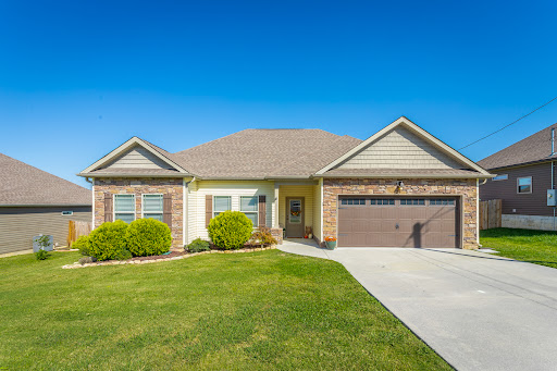 Buy this luxury house in Fort Oglethorpe (United States) - Single-story house with garage and garden