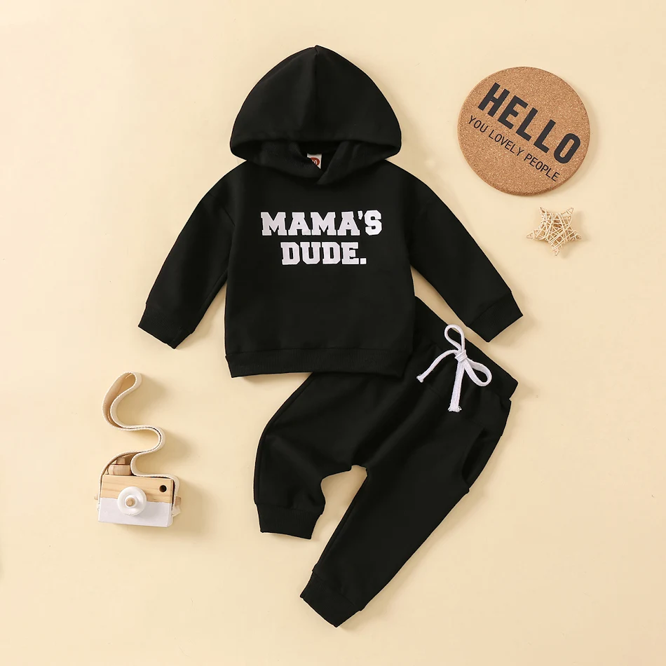 Nieuwe hoodie-broekpak met letterprint in effen kleur. Comfortabele en stijlvolle outfit voor een casual look en ontspannen dagen.