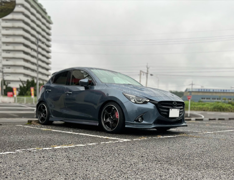 デミオのKNIGHTSPORTS ブレーキキット・NDロードスター純正ホイールに関するカスタム事例の投稿画像1枚目
