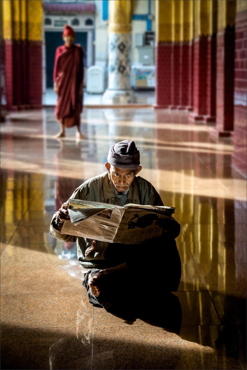 Nella Pagoda di Shwedagon di alberto raffaeli