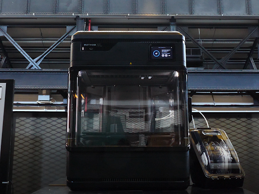 The UltiMaker Method XL 3D printer is build with a sturdy metal frame for stable 3D printing.