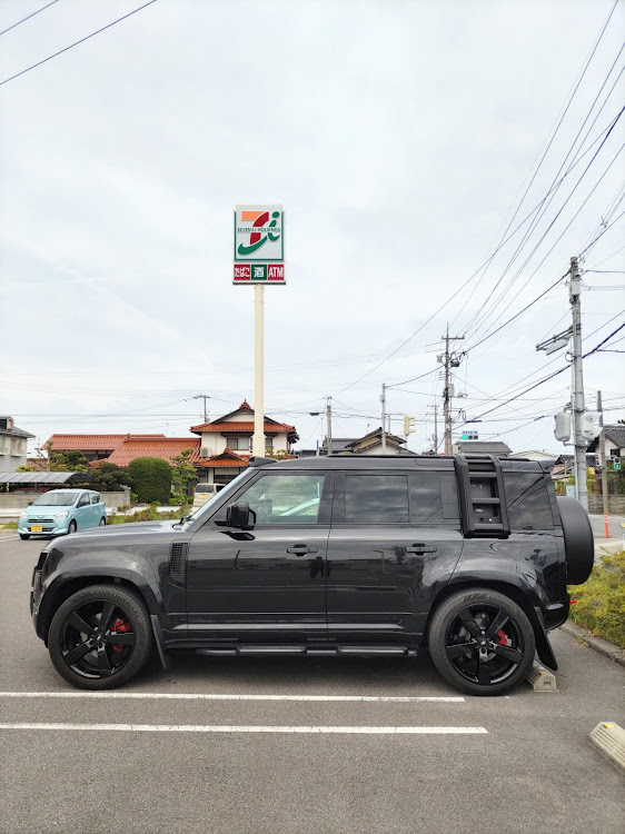 ディフェンダーのマッドガード・マッドガード取付・駐車場でパシャリ・ルーフライトに関するカスタム事例の投稿画像2枚目