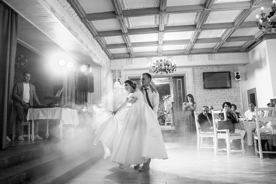 Fotógrafo de casamento Artem Denisevich (woolderen). Foto de 17 de agosto 2018