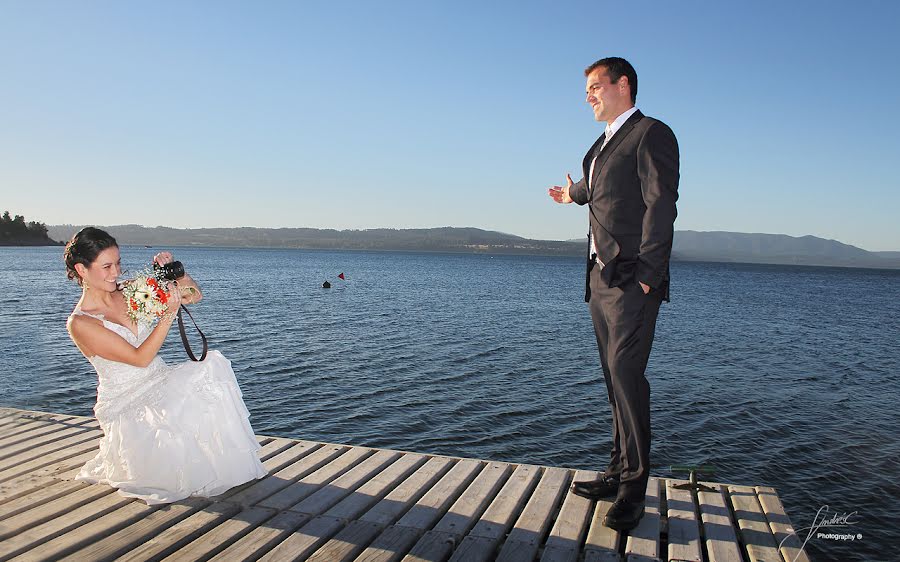 結婚式の写真家Andres Carmona (bodasvillarrica)。2015 4月7日の写真