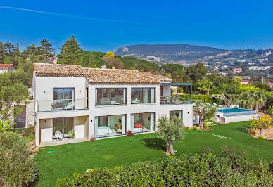 Villa avec piscine et terrasse 2