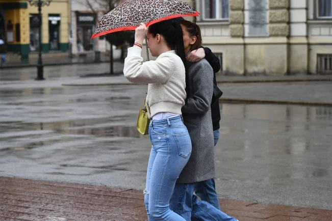 U Srbiji danas oblačno, kišovito i sveže vreme, na planinama sa snegom