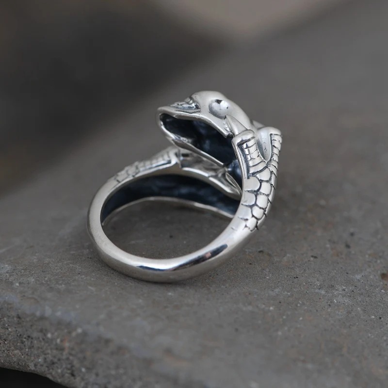 S925 Zilveren Retro Verstelbare Ring – Klassieke Stijl en Perfecte Pasvorm. Een tijdloze ring, verstelbaar voor optimaal draagcomfort.