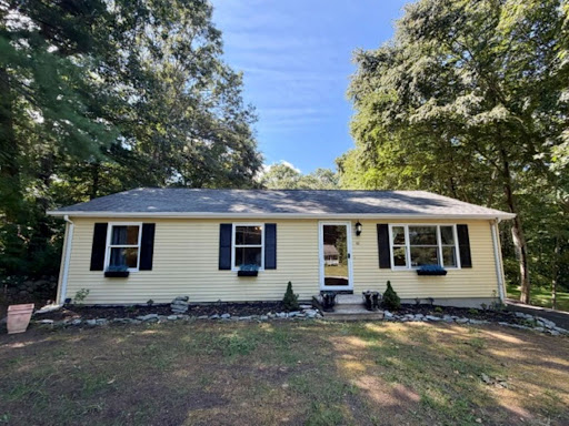 Prestige house for sale in Voluntown (United States) - Yellow ranch house with garden