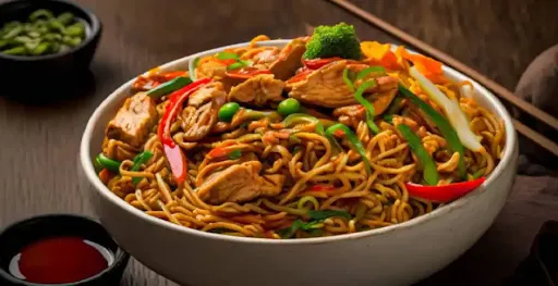 Hot Garlic Chicken Hakka Noodles Bowl