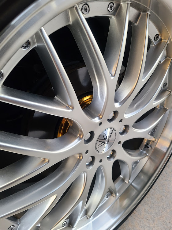 アルファードのツライチ・ハブカバー装着に関するカスタム事例の投稿画像1枚目