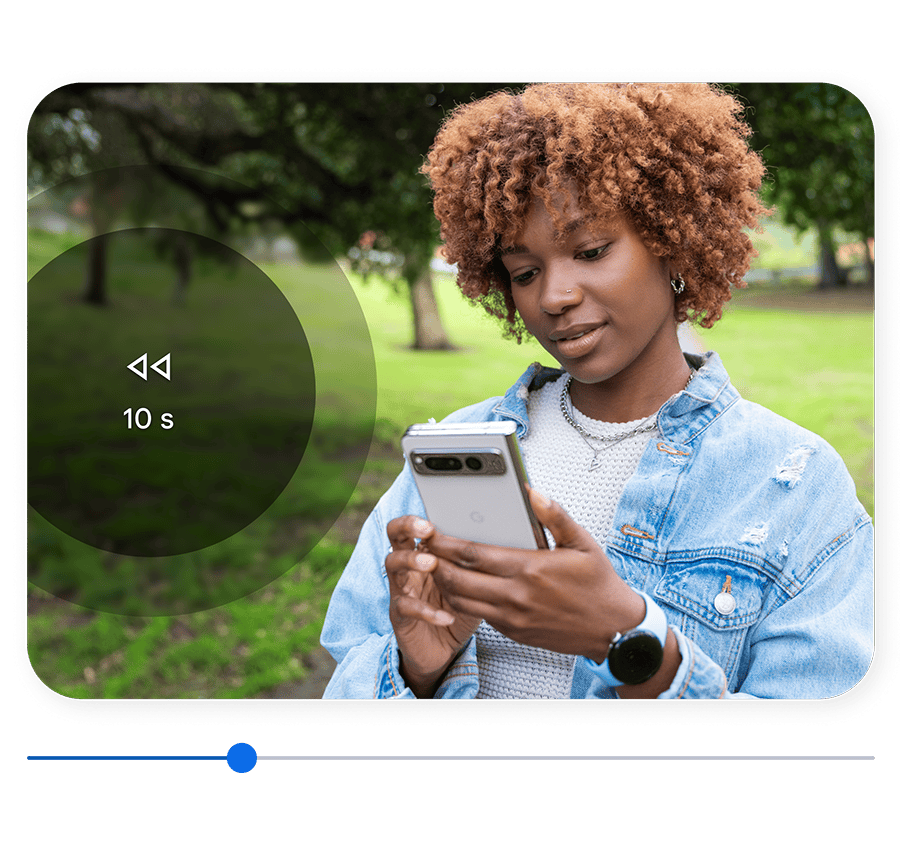Image d'une femme utilisant son téléphone Pixel pour revenir en arrière dans son historique vidéo