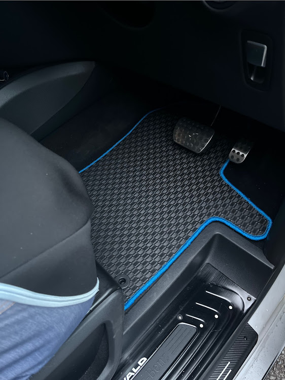 Vクラスのw447Mercedes-Benzロゴ・カッティングプロッター・3秒コーヒーアイテム・フロアマット新調・w447車中泊仕様に関するカスタム事例の投稿画像8枚目