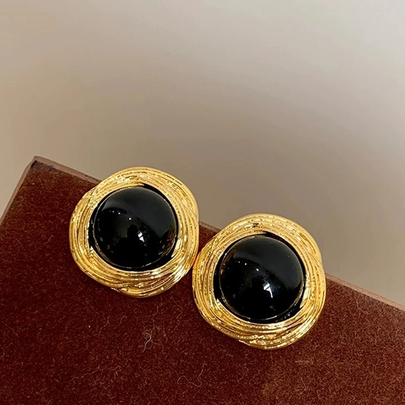Boucles d'oreilles à clous en perles rondes rétro pour femmes. Élégance intemporelle. Parfaites pour un look classique et sophistiqué. Un cadeau idéal pour elle.