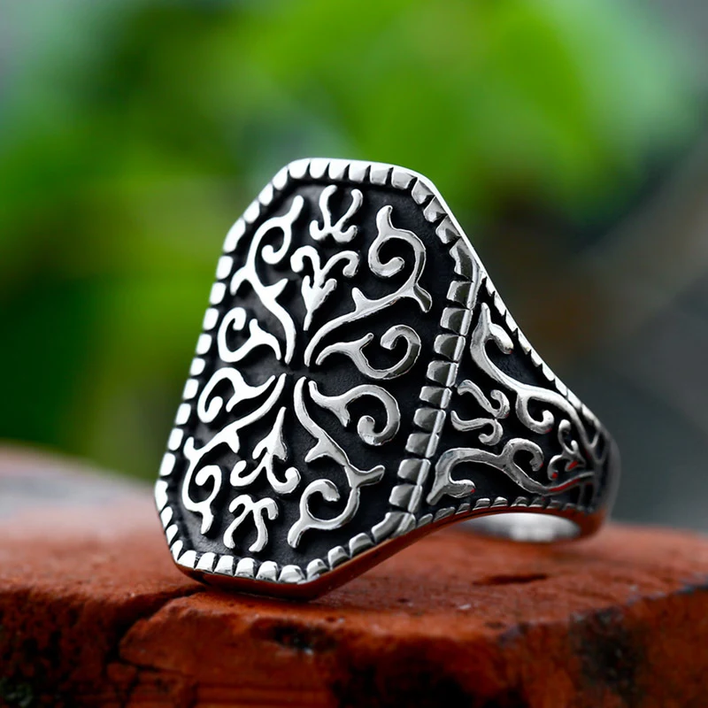 Titanium stalen herenring met gegraveerd patroon, duurzaam en stijlvol. De perfecte ring voor de moderne man, geschikt voor elke gelegenheid.