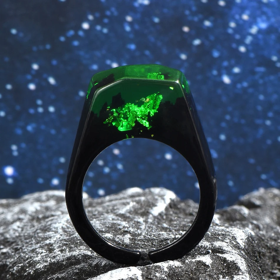 Anillo de resina transparente con paisaje interior, una joya única que captura la belleza natural, ideal para regalo y uso diario