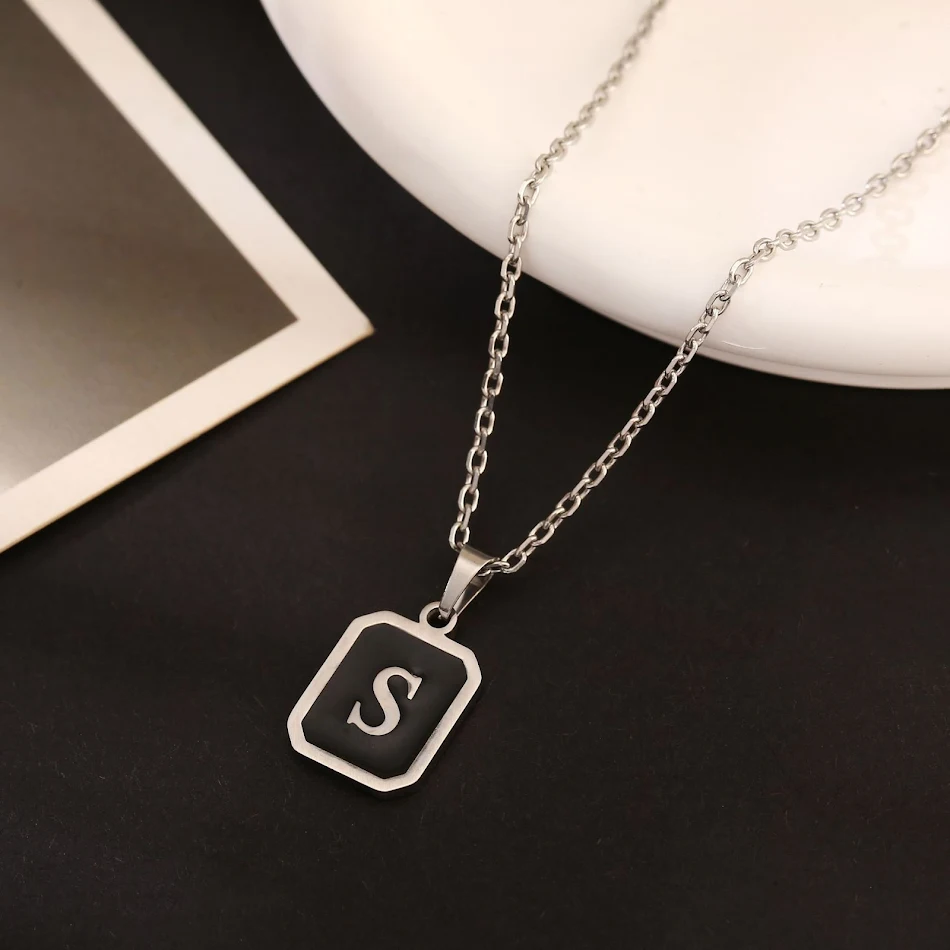 Collier de mode avec 26 lettres anglaises en acier inoxydable, un accessoire élégant et personnalisé pour affirmer votre style unique.