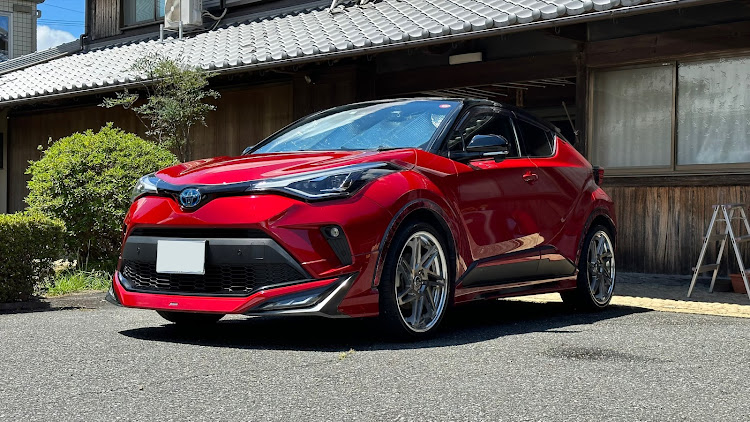 C-HRの4本出し・ジーストST3・モデリスタ・ブリッツ車高調に関するカスタム事例の投稿画像2枚目