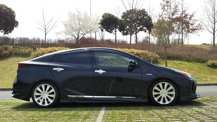 プリウスのKNM   PRIUS  Family・RS-R Ｔi2000・ロクサーニ・Ｉ❤️PRIUS・TGFに関するカスタム事例の投稿画像2枚目