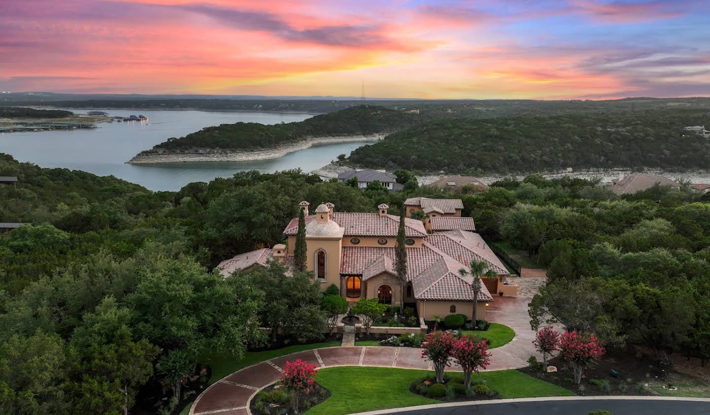 House with pool and garden Lago Vista