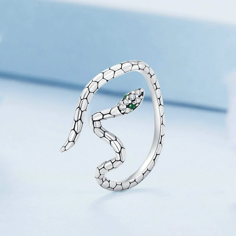 Title 4, Vrouwenmode ring met coole textuur. Stijlvolle ...
