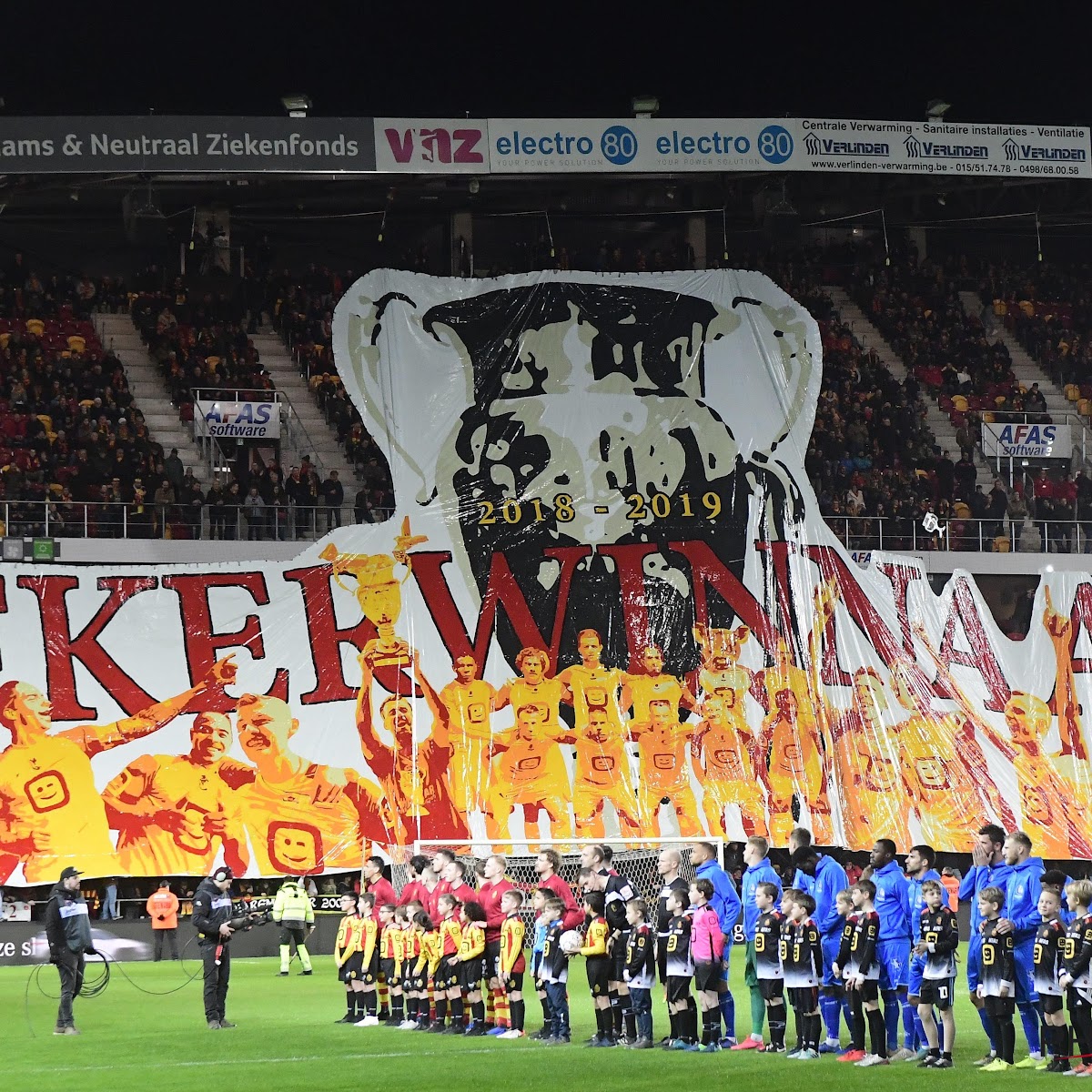 Posters herwinnen Datum 📷 🎥 KV Mechelen deelt met prachtige tifo scherpe prik uit aan KAA Gent én  ex-doelman Verrips - Voetbalnieuws | Vrouwenvoetbalkrant.be