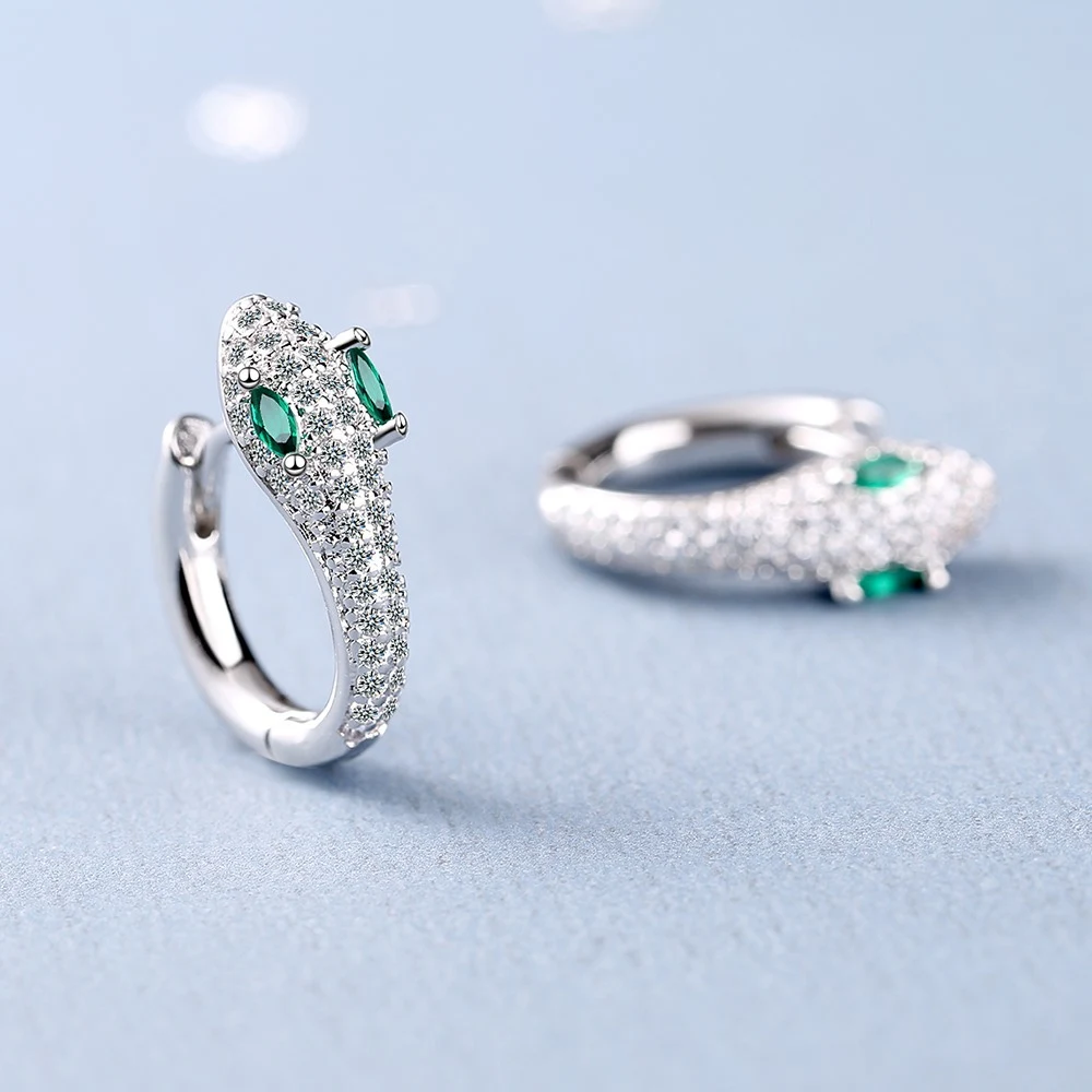 Title 4, Pendientes de serpiente con diamantes personali...