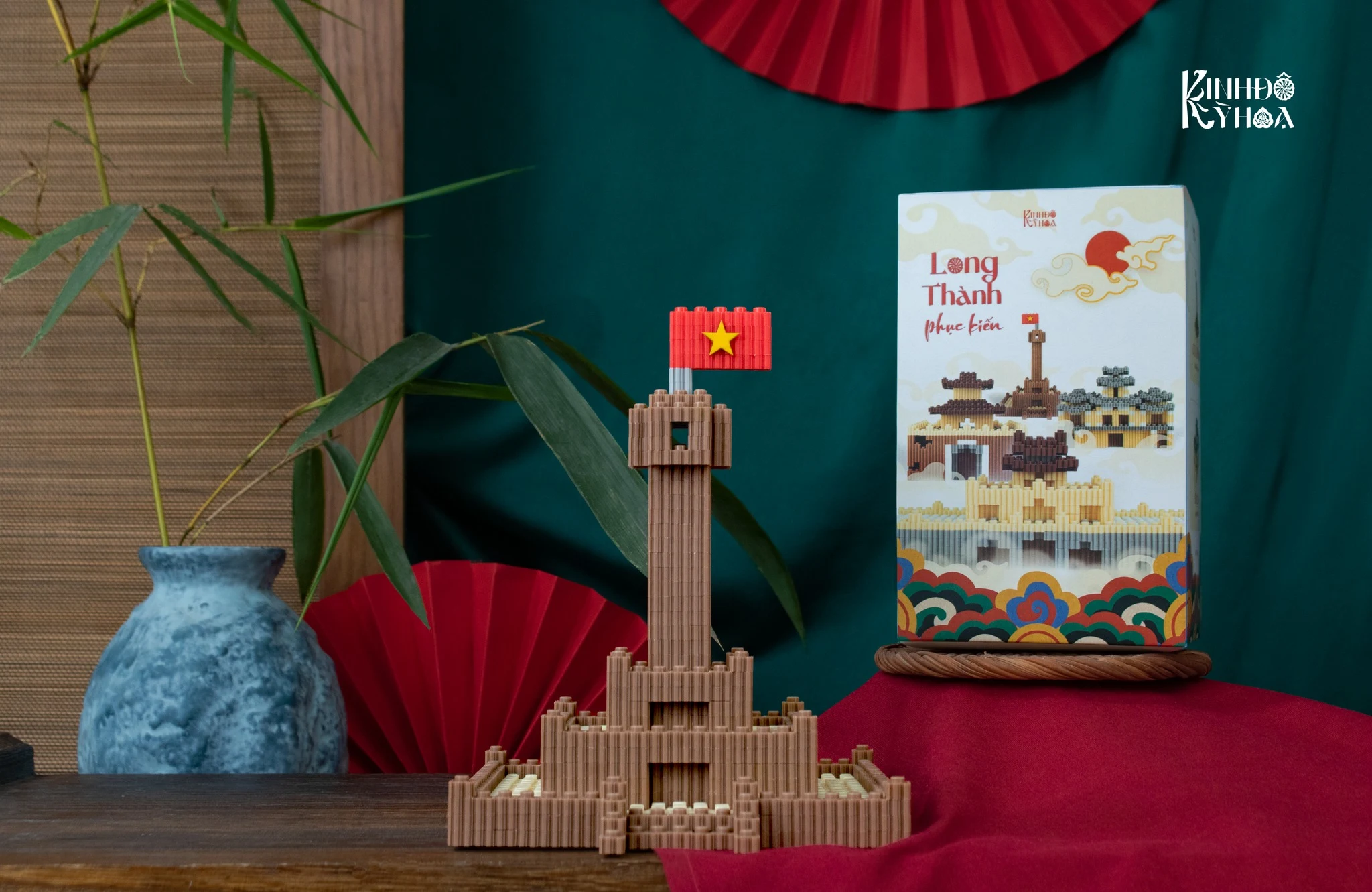 Hộp blind box cột cờ