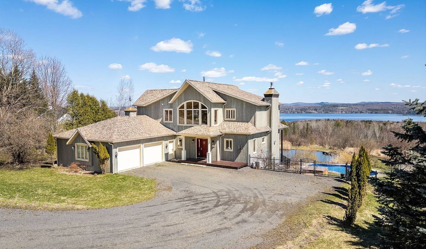 House with garden and terrace Magog