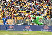 Itumeleng Khune of Kaizer Chiefs dives to make a save during the MTN8 semifinal first leg match against SuperSport United at Lucas Moripe Stadium on August 26, 2018 in Pretoria, South Africa. 