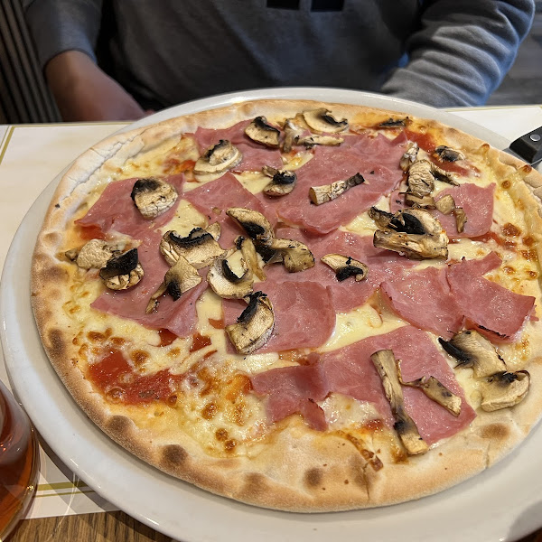 Prosciutto and mushrooms pizza