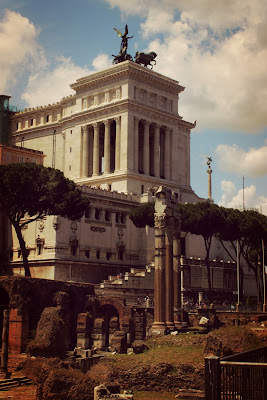 Altare della Patria, vista dai fori imperiali  di LorenzaM