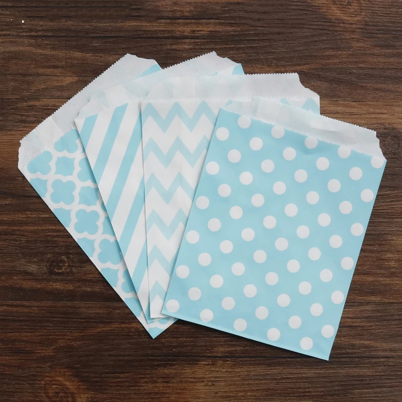 Sacola de papel kraft com trevo de quatro folhas, ondas e pontos. Ideal para presentes, eventos, ecológica e resistente.