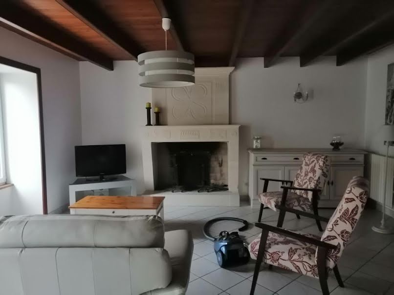 Location meublée maison 3 pièces 123 m² à Romegoux (17250), 840 €