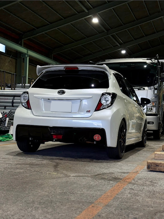 ヴィッツの倉庫の中・週末の洗車に関するカスタム事例の投稿画像1枚目
