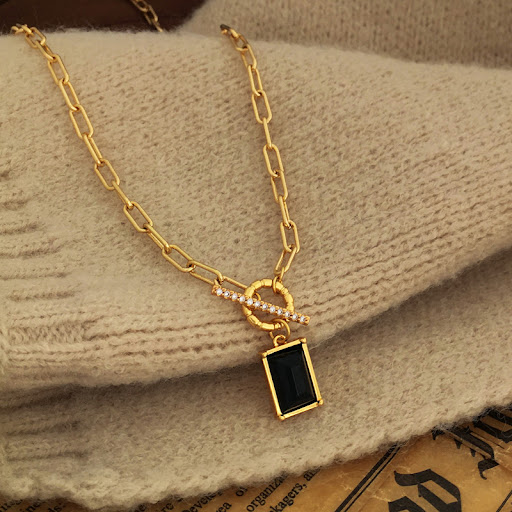 Title 3, Gold plated vintage net red and black pendant n...