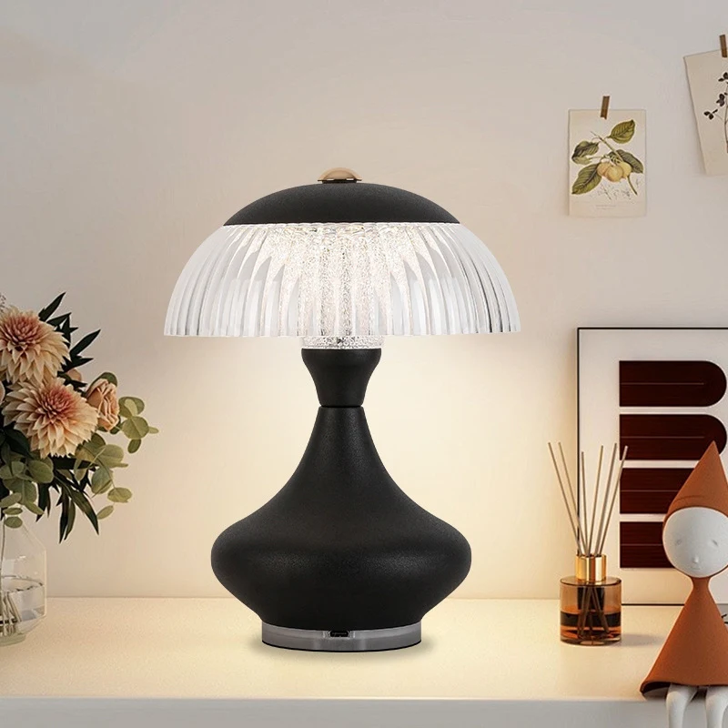 Lampe de table LED moderne et minimaliste pour la maison. Éclairage élégant et économe. Idéale pour créer une ambiance chaleureuse dans n'importe quel espace.