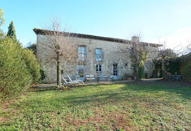 Propriété avec piscine et jardin 10