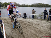 ?  Hier komt dominante Mathieu van der Poel wel érg goed weg bij onoplettende fan