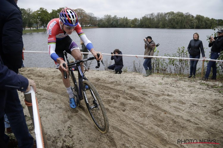 Mathieu van der Poel heeft zijn 11e van het seizoen beet, al beperkt wereldkampioen Wout Van Aert de schade