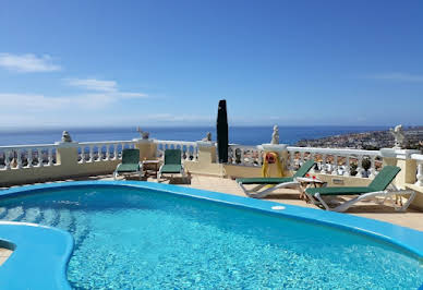 Villa avec piscine et terrasse 1