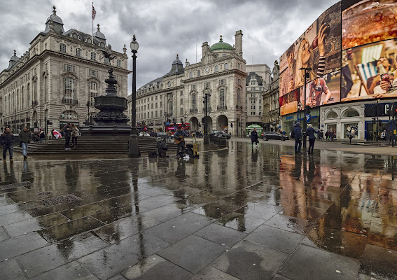 Acquazzone a Piccadilly  circus di Luca160