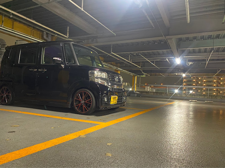 Nボックスカスタムの立体駐車場盛れる・車高調整に関するカスタム事例の投稿画像1枚目