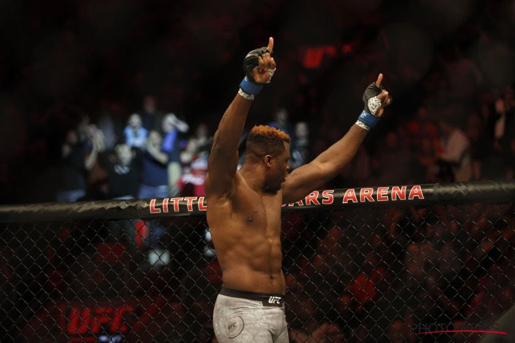 Francis Ngannou haalt uit met indrukwekkende knock-out en is de nieuwe wereldkampioen in de heavyweight 