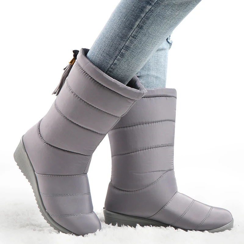 Stivali da neve impermeabili per uomo e donna. Piedi caldi e asciutti sulla neve. Goditi l'inverno con comfort e protezione garantiti.