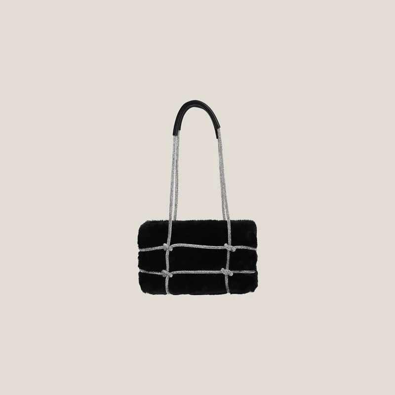 Schoudertasje met strassketting en pluche, perfect voor onder de arm, stijlvol en comfortabel om je essentials mee te nemen.
