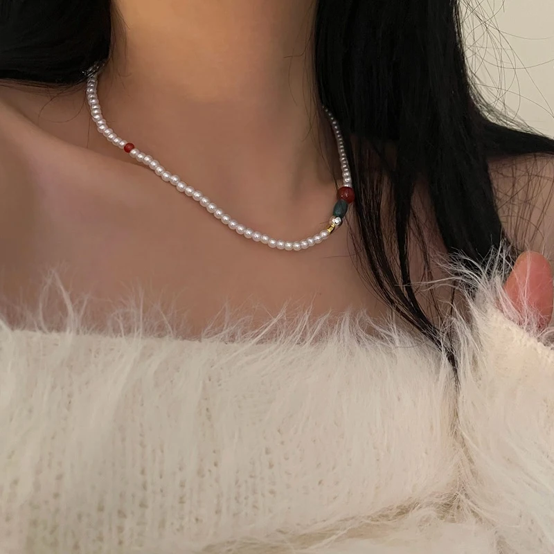 Collier perles couleurs contrastées style chinois, rouge et vert. Un bijou unique pour un look élégant et une touche culturelle.