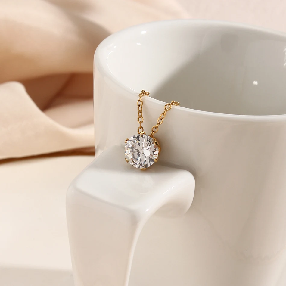 Kyla Solitaire Zlatna Ogrlica – Sjajan zlatni soliterni. Savršen poklon ili za svakodnevno nošenje, simbol elegancije i ljubavi.